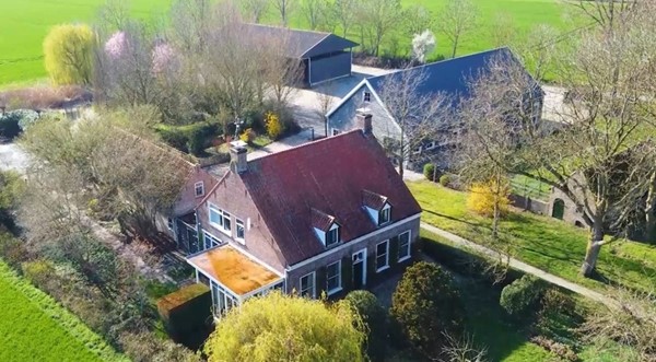 Te koop: Op een prachtige locatie in het buitengebied bevindt zich het akkerbouwbedrijf “Bagijnhoeve” met een unieke uitstraling op een perc.opp. van 2 HA en uit te breiden tot een perc.opp. van max 15 HA.